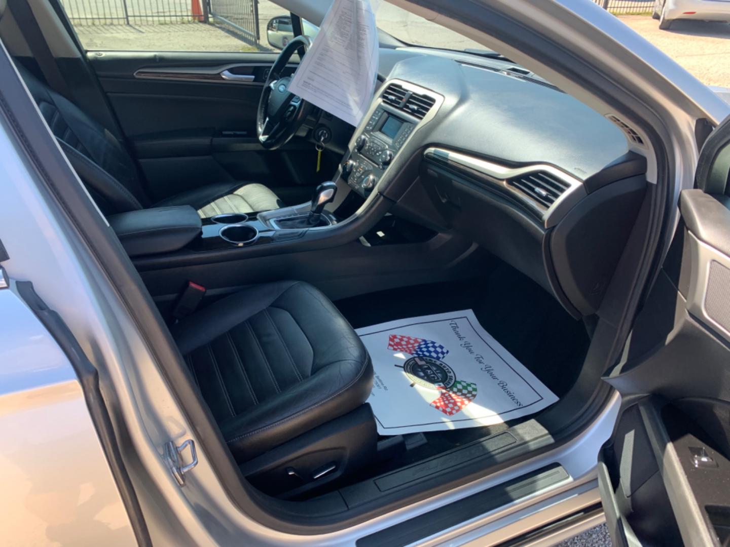 2013 Silver /Black Ford Fusion SE (3FA6P0H99DR) with an 2.0L L4 DOHC 16V engine, AUTOMATIC transmission, located at 1830 North Belt Line Road, Irving, TX, 75061, (469) 524-0199, 32.834373, -96.993584 - Photo#10